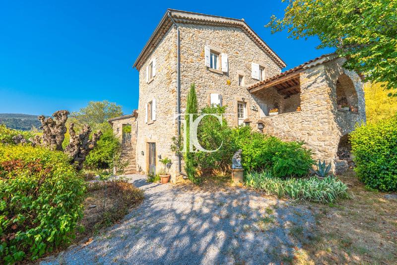 Maison - 198 m² - 7 pièces