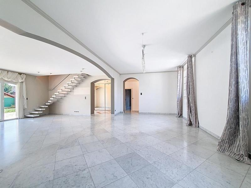 Maison - 227 m² - 5 pièces