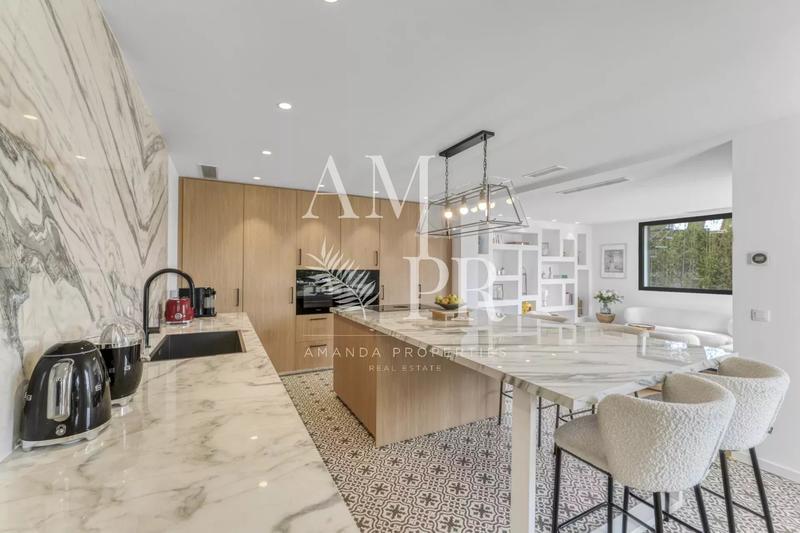 Villa - 247 m² - 6 pièces