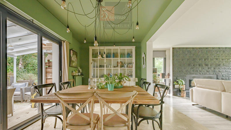 Maison - 300 m² - 8 pièces