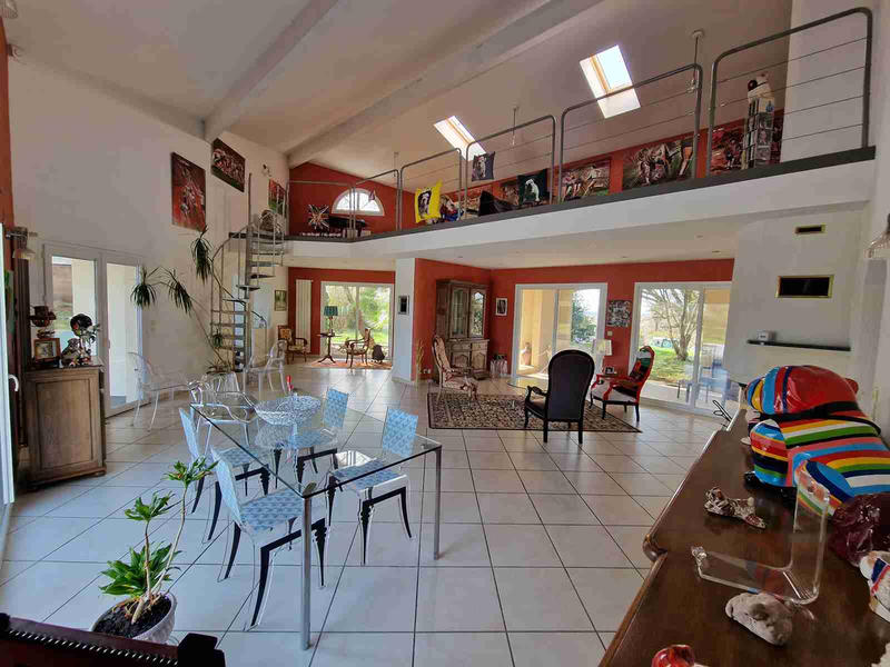 Maison - 246 m² - 7 pièces