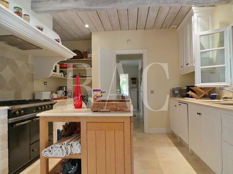 Propriété - 900 m² - 18 pièces