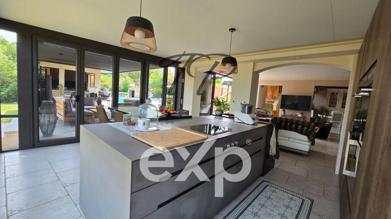 Maison - 230 m² - 7 pièces