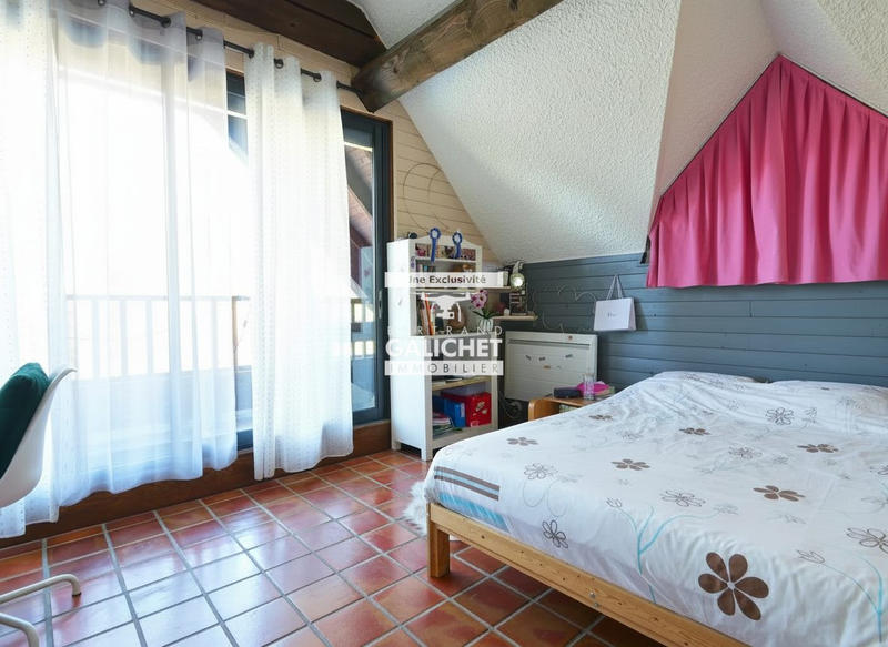 Maison - 330 m² - 8 pièces