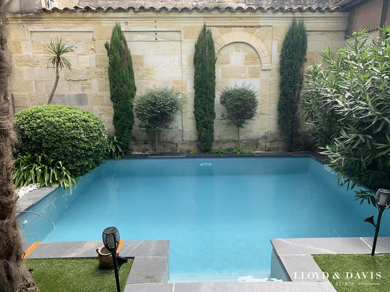 Maison - 220 m² - 9 pièces