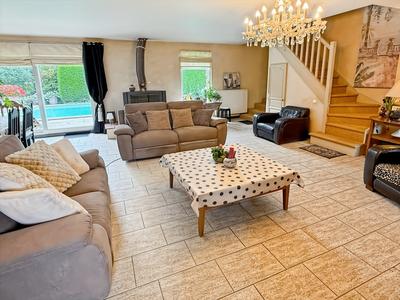 Maison - 650 m² - 8 pièces