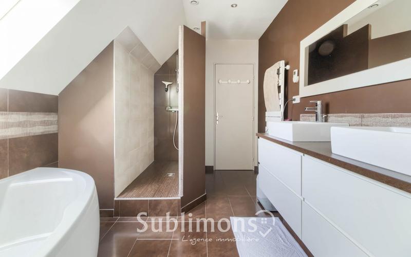 Maison traditionnelle - 163 m² - 8 pièces