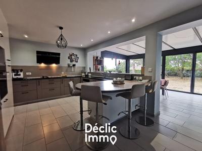 Maison - 212 m² - 7 pièces