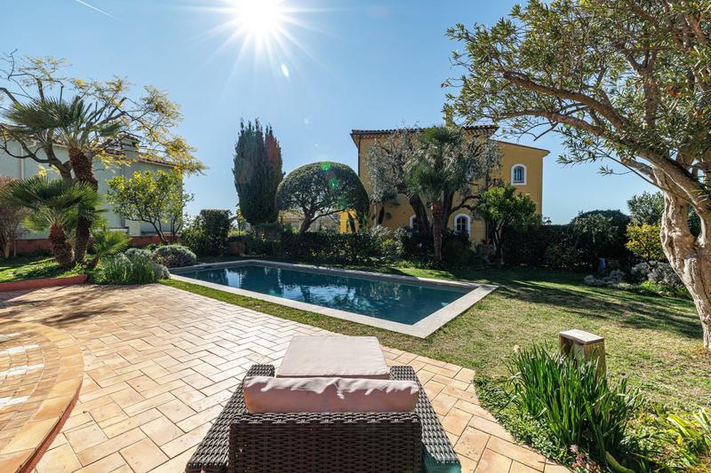 Maison - 205 m² - 6 pièces