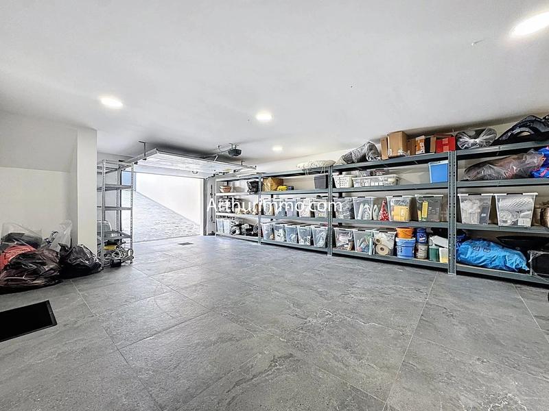 Maison - 235 m² - 8 pièces