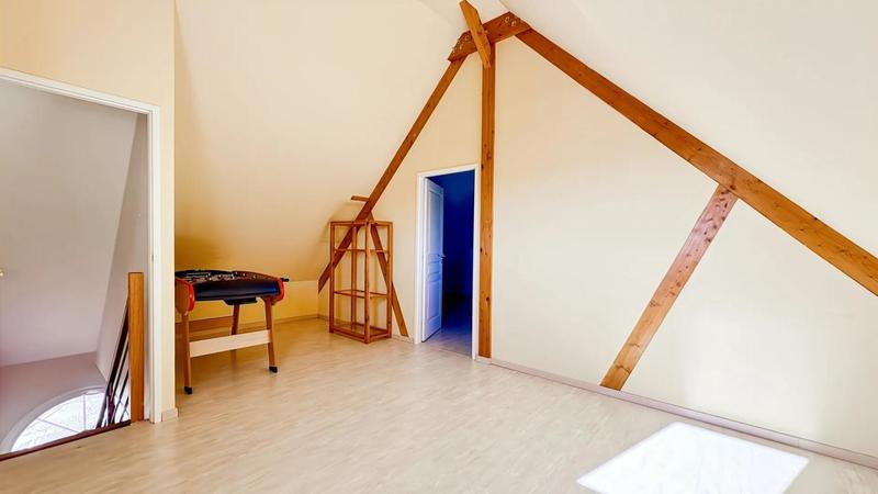 Maison - 202 m² - 9 pièces