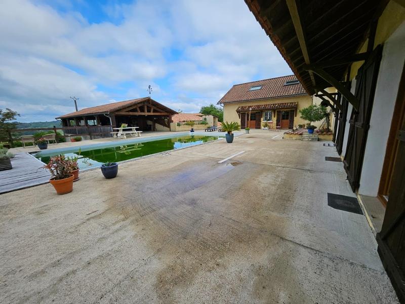 Maison - 250 m² - 10 pièces