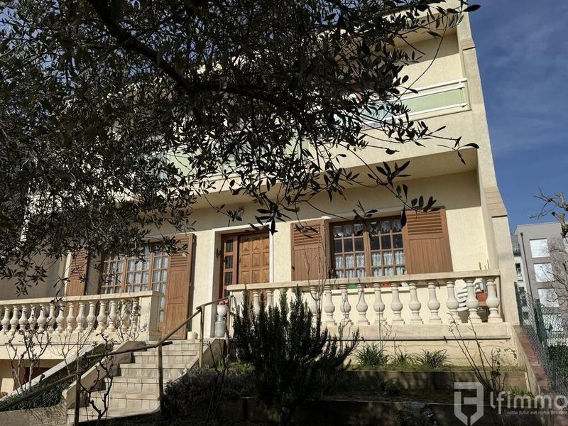 Pavillon - 200 m² - 8 pièces