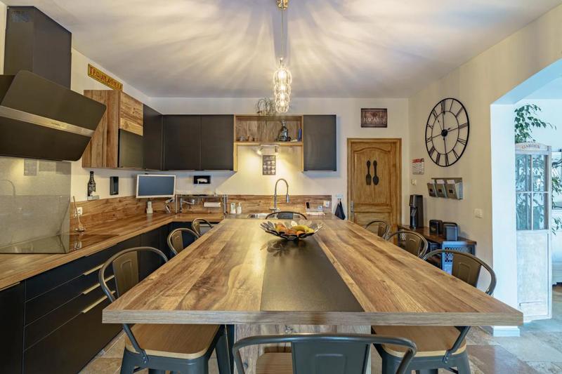 Maison - 207 m² - 9 pièces