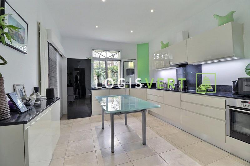 Maison - 225 m² - 9 pièces