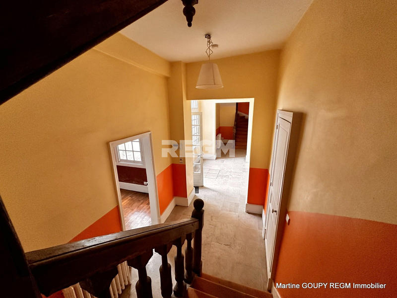 Maison - 341 m² - 9 pièces