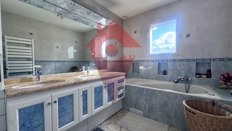 Maison - 263 m² - 10 pièces