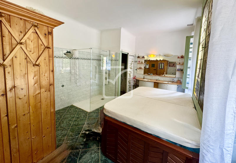 Maison - 336 m² - 12 pièces