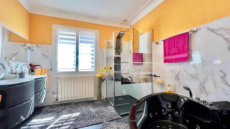 Maison - 349 m² - 10 pièces