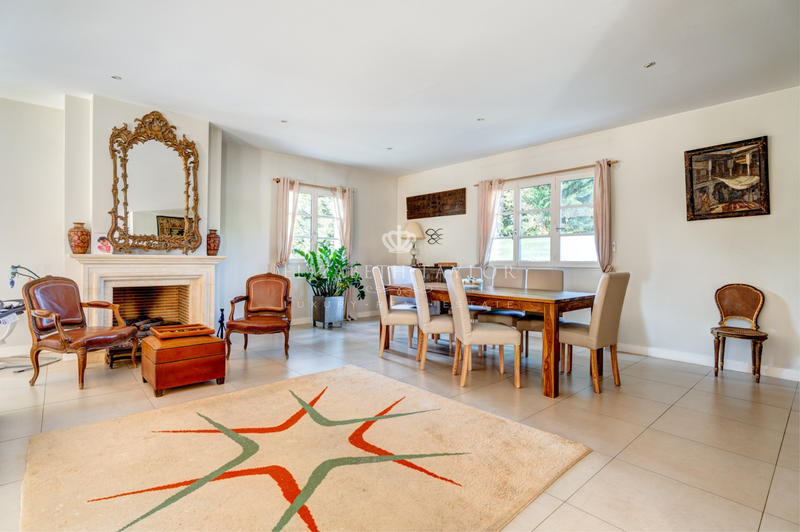 Maison - 318 m² - 10 pièces