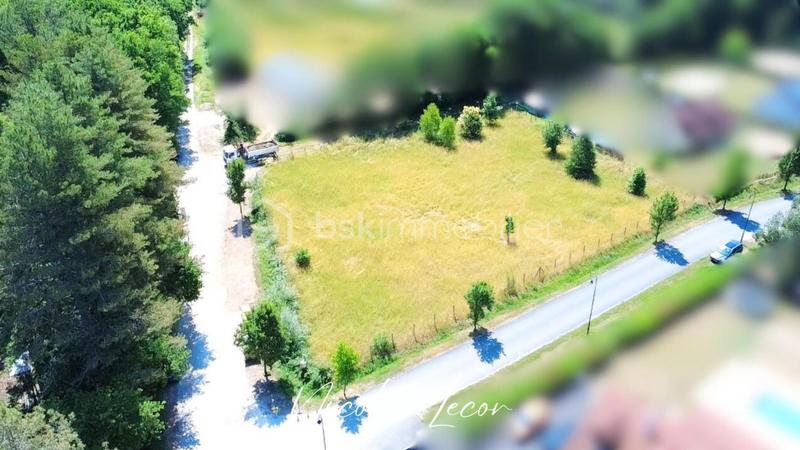 Terrain constructible - 2 500 m²