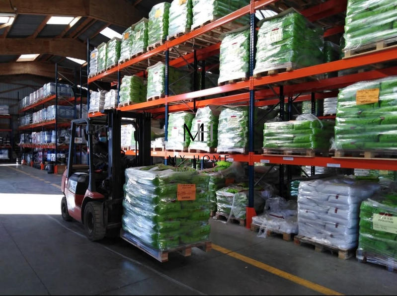 Entrepôt - 1 850 m²