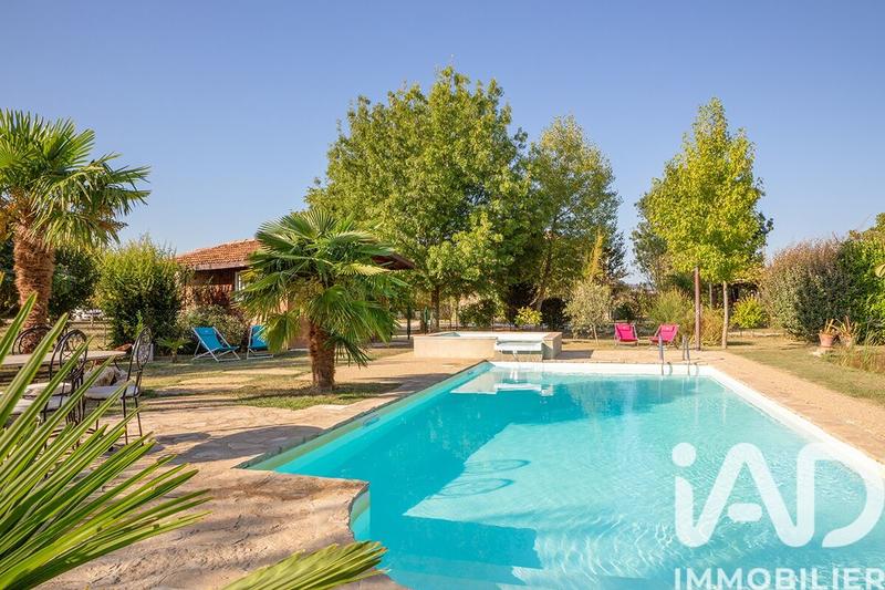 Maison - 1 200 m² - 37 pièces