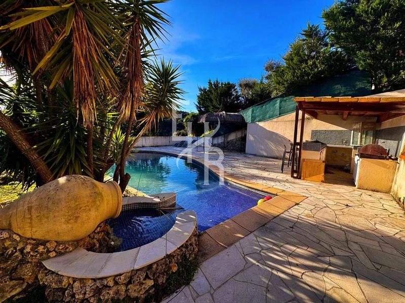 Maison - 220 m² - 8 pièces