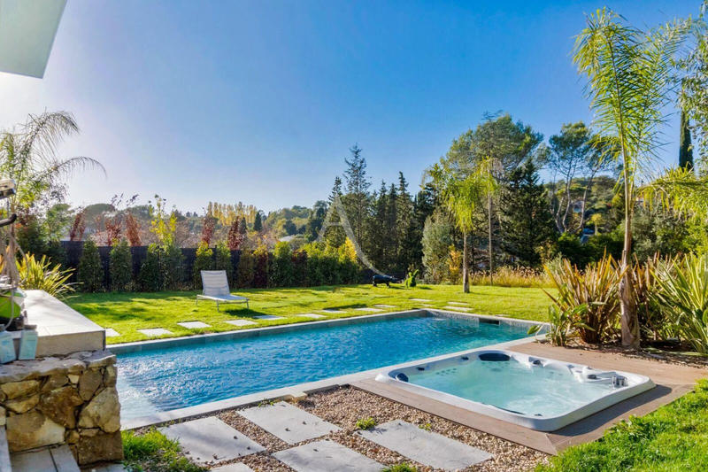 Maison - 220 m² - 5 pièces