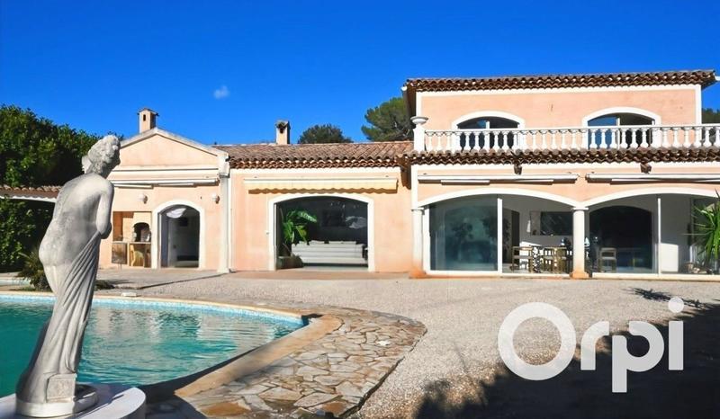 Villa - 243 m² - 6 pièces