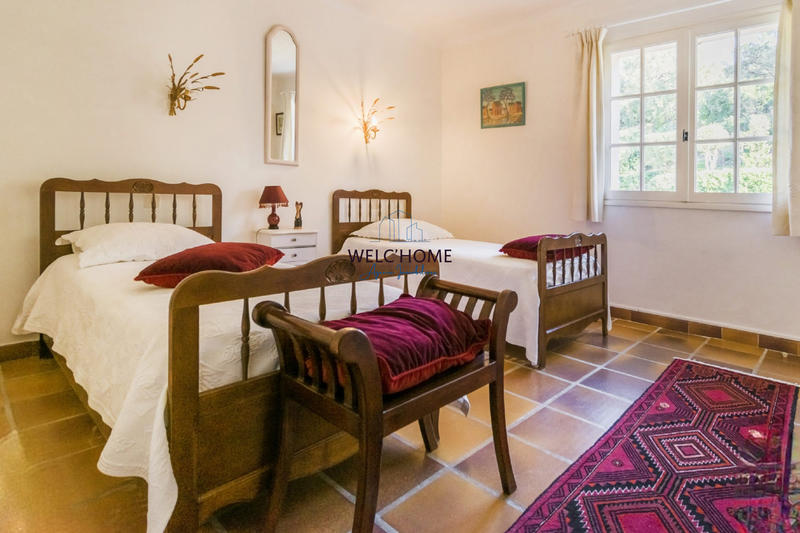 Maison - 242 m² - 10 pièces