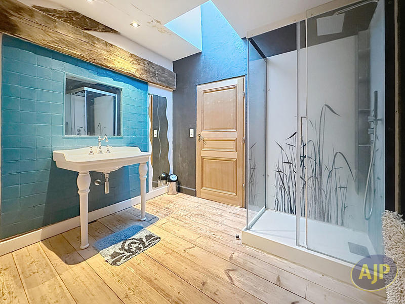 Maison - 272 m² - 9 pièces