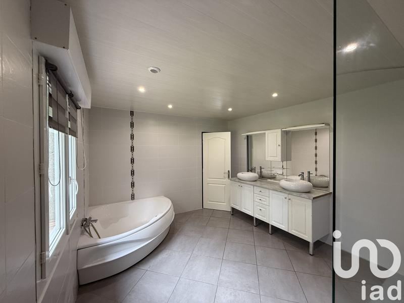 Maison - 215 m² - 7 pièces