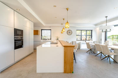 Villa - 370 m² - 6 pièces