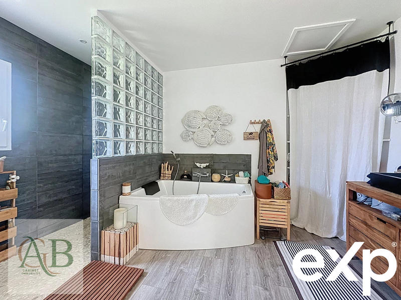 Maison - 220 m² - 7 pièces