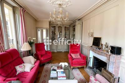 Demeure - 233 m² - 9 pièces