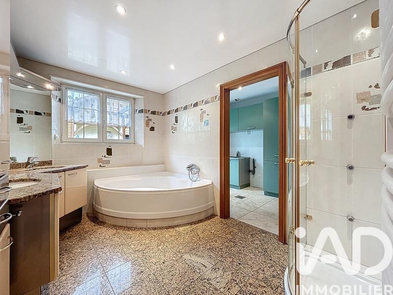 Maison - 233 m² - 6 pièces