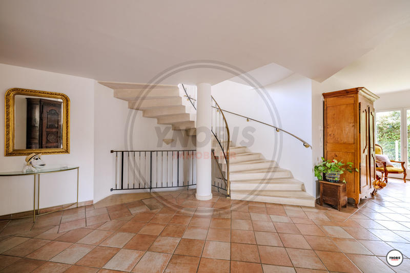 Maison - 256 m² - 9 pièces