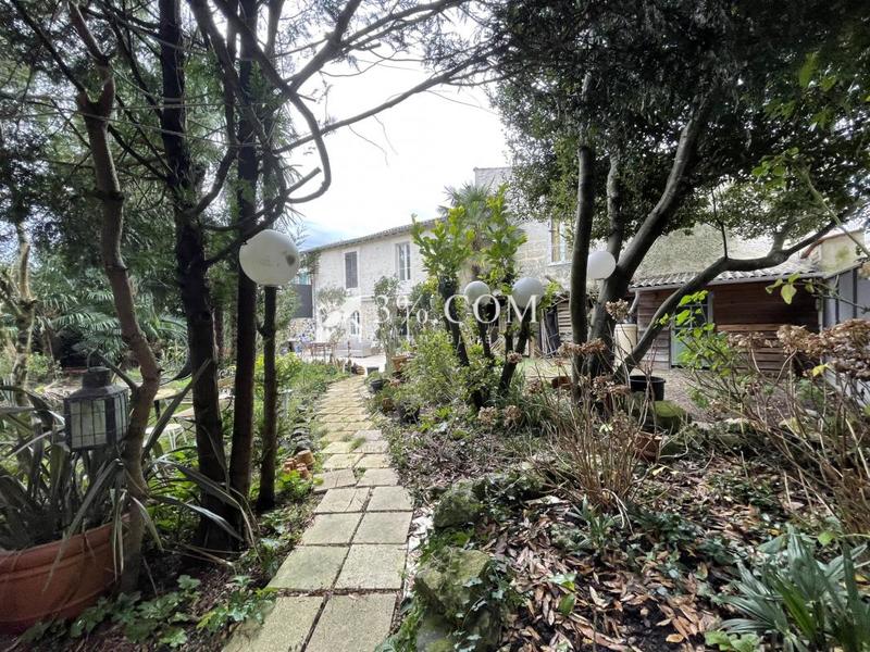 Maison - 235 m² - 6 pièces