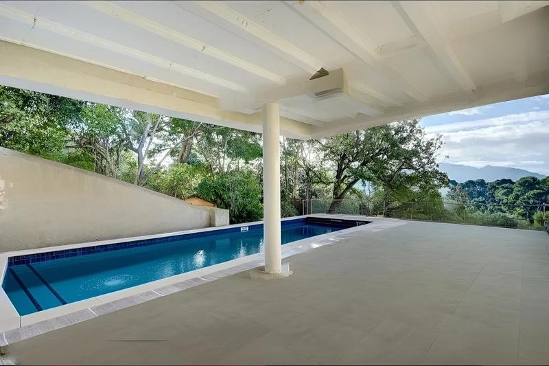 Maison - 250 m² - 5 pièces