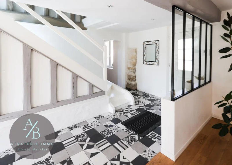 Maison - 310 m² - 9 pièces