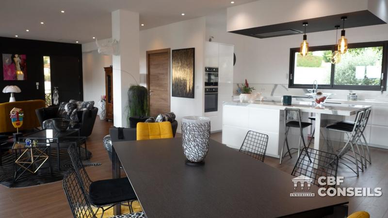 Maison - 247 m² - 7 pièces