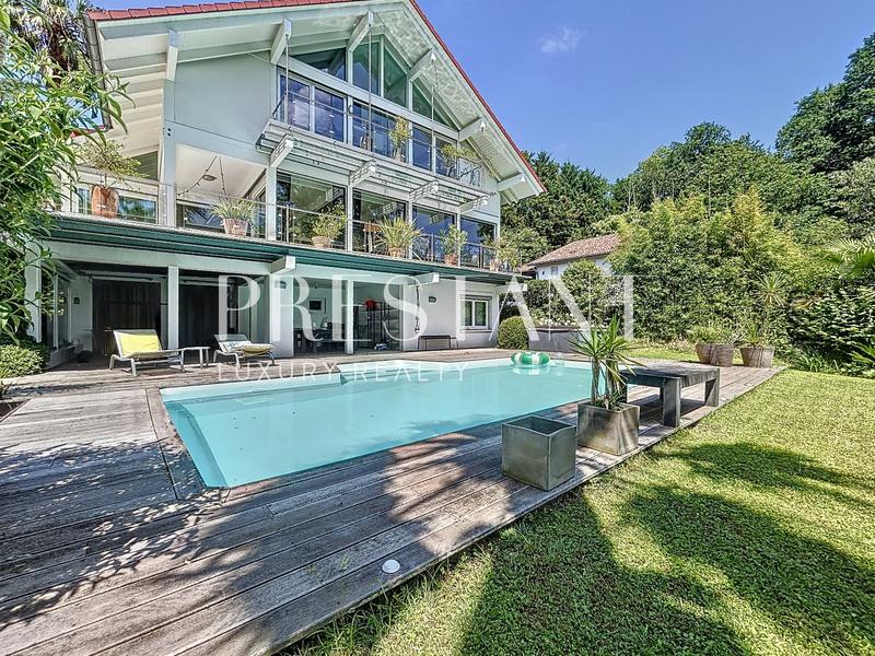 Maison - 337 m² - 8 pièces