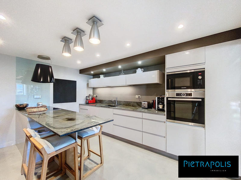 Maison - 236 m² - 7 pièces