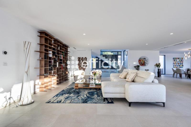 Maison - 860 m² - 14 pièces