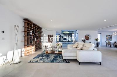 Maison - 860 m² - 14 pièces