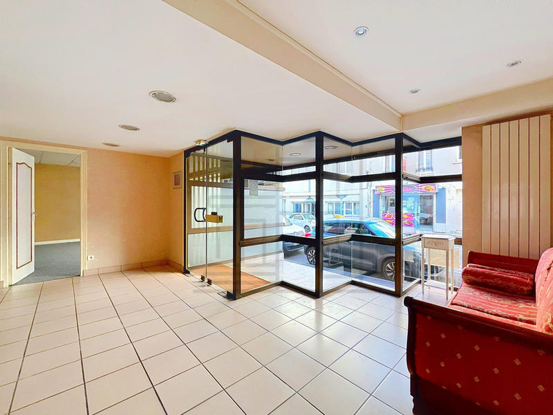 Local commercial - 170 m² - 6 pièces