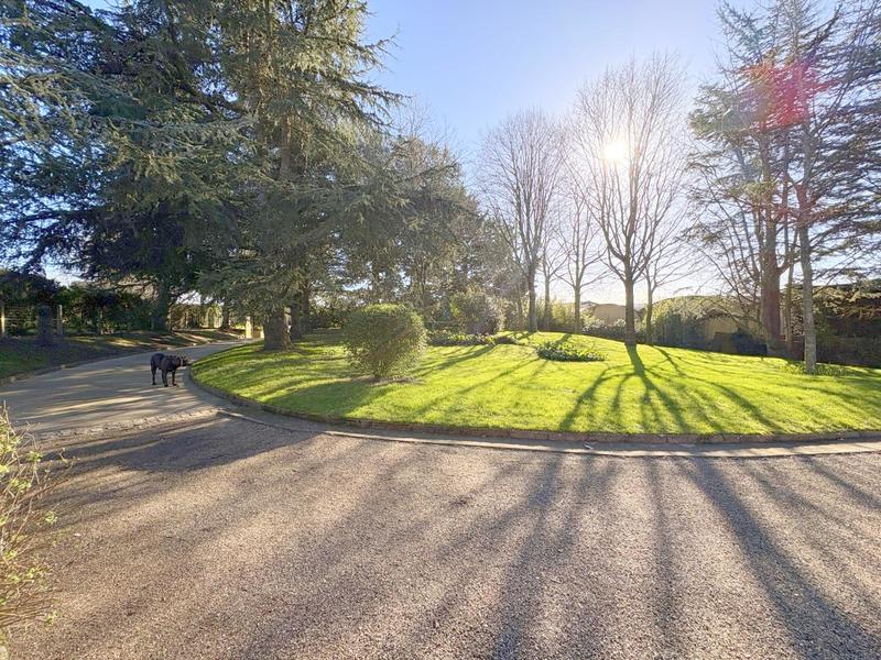 Maison - 257 m² - 8 pièces