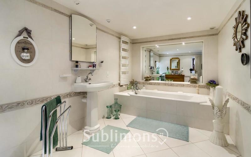 Maison - 231 m² - 9 pièces