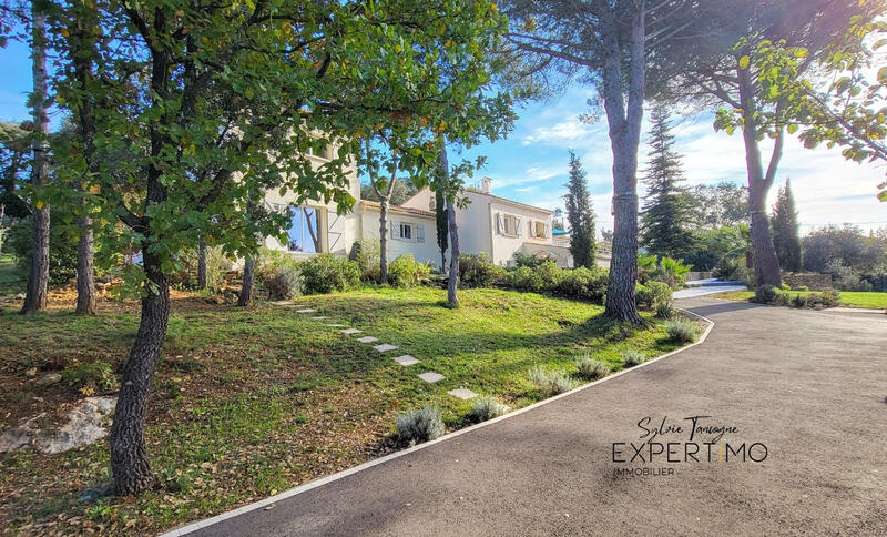 Maison - 305 m² - 11 pièces